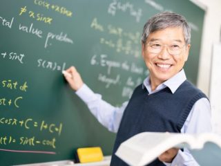 学校教員はブラック？ホワイト？給与と労働時間から考えてみた！