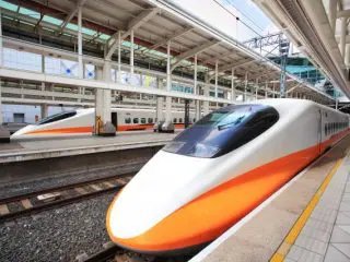 交通費の上限がないなら「新幹線通勤」は可能？ 税金も含めたメリット・デメリットも確認！