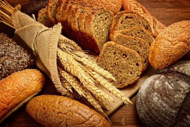 小麦高騰でパンや麺は値上げ。食パンとお米はどっちがお得？ 自炊の方がやはり節約になる？