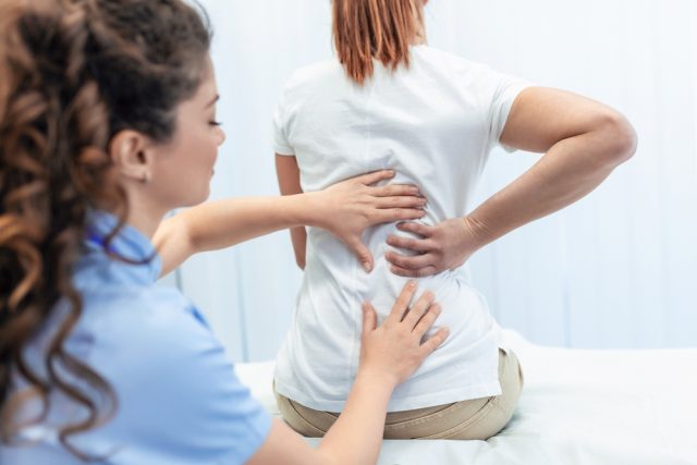 テレワークで肩こり、腰痛がひどい…整体で保険が「適用される場合」と「されない場合」って？