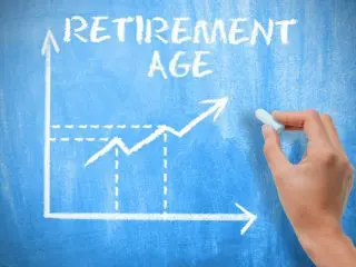 「65歳定年制」はいつから始まるの？ 高齢者の雇用機会について解説