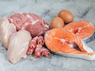 【食肉・卵の価格動向】5品目とも前月比は横ばい推移も輸入牛肉は平年比13％プラス