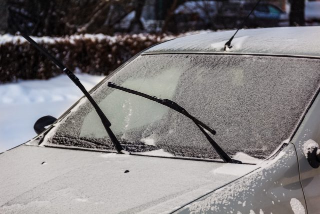 車のフロントガラスが凍っていて は遅刻の理由になる 凍ったフロントガラスへの対策も紹介 ファイナンシャルフィールド