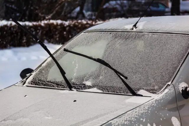 「車のフロントガラスが凍っていて…」は遅刻の理由になる？ 凍ったフロントガラスへの対策も紹介！