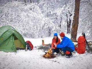 【ソロキャンプ】冬の宿泊は「テント」と「車中泊」どちらがおすすめ？ コスパのいい防寒方法も紹介！