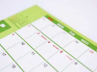 年収は平均の「443万」でも年間休日は「96日」…これって妥当？ 時給換算するといくらになる？