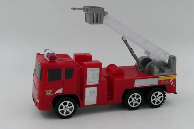 「消防車」は個人でも購入可能？ 気になる「値段」や「走行条件」を解説