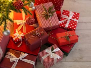 クリスマスプレゼントの予算はいくら？ 配偶者には「1万円台」、子どもには「5000～7499円」がボリュームゾーンという結果に！