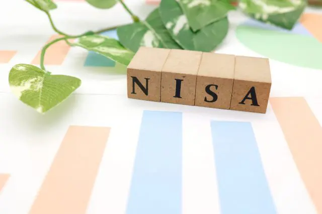 20歳大学生です。親が「NISAをやれ」とうるさいのですが、若いうちからNISAをするメリットって何ですか？