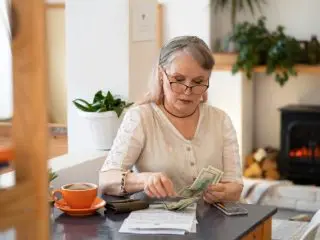 「老後の独身女性」は、いくらくらい貯金があればいい？ 年金頼りでは暮らしていけない？