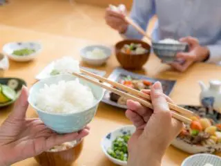 定食屋で「小食そうだから」と勝手にごはんを「少なめ」にされた！ その分の値引きは求められる？