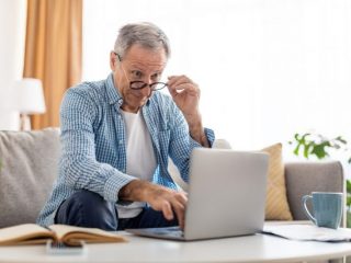 「80歳以上」で働いている人の割合って？ 老後は「年金以外」で月いくら稼ぐべきなの？