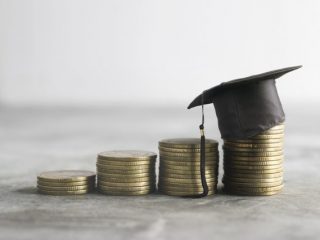 学生時代に奨学金を月「5万4000円」借りていた場合、社会人何年目で返済完了する？