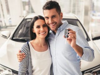 世帯年収700万円の夫婦が車を買いたいなら？ 借入金額別にローン計画をシミュレーション