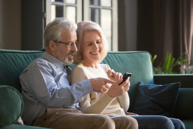 高齢の親の携帯料金、「プラン変更」で大モメ！ お年寄りにとって「安さ」と「安心」のどちらがよい？