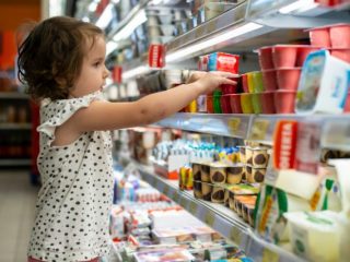 子どもが「会計前のお菓子」を食べてしまった！ お金を払えば大丈夫？