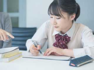 「子どもを塾に通わせたい！」そのために年収はいくら必要？ 公立中学に通う場合の年間平均は「25万196円」