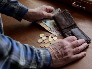 退職金や貯蓄が底をつき、年金だけでは暮らせない…。「老後貧乏」になりやすい5つの特徴とは？