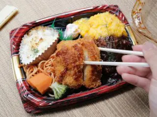 「コンビニ」VS「弁当」ランチ費用はどれだけ違う？「節約」と「楽さ」のどっちを選ぶべき？