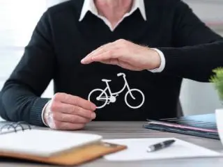 【うちの市でも加入義務化】自転車保険は「クルマの保険」でカバーできる？ どの特約が必要？