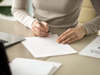 年金が少なく「生活保護」も受給したい…条件や手続きの流れを解説