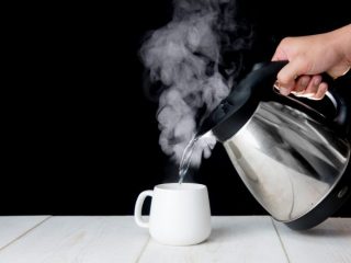 「電気ポット」VS「やかん」お茶をたくさん飲む場合コスパがいいのはどっち？