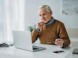 70歳以上がフルタイムで働く場合、社会保険に加入できる？ 注意すべき点は？