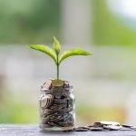 65歳、みんなの貯蓄の平均額と中央値は？ 2000万円貯めている人はどのくらい？