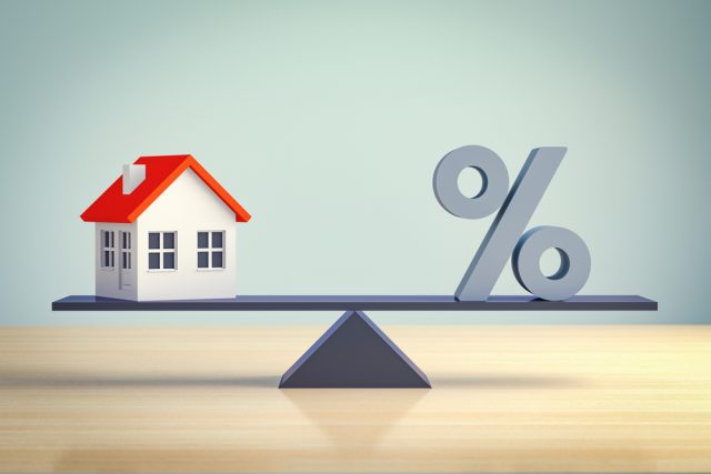 住宅ローンの固定金利と変動金利はどうやって選ぶ？ 賢い金利タイプの選び方は？