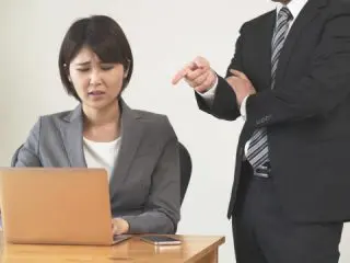 「バックレ」って絶対ダメですか？ 社長が怒鳴ったり机を蹴ったりして怖いです…賠償など必要なのでしょうか…？