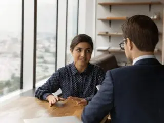 4月から社会人です。定時ぴったりで帰らず「手伝うことありますか？」と聞くのがマナーと聞きましたが本当でしょうか？