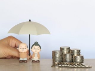 年金で暮らす無職世帯の生活費はどのくらい？ 公的年金だけで足りるの？