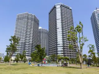 東京のタワーマンションに住むためにはどれくらい年収が必要？ 低層階、中層階、高層階それぞれで比較
