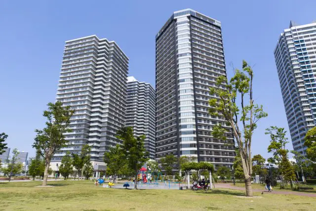 東京のタワーマンションに住むためにはどれくらい年収が必要？ 低層階、中層階、高層階それぞれで比較