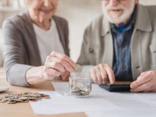 60歳、夫婦で貯蓄は「900万円」です。老後はどのくらい赤字になるでしょうか…？