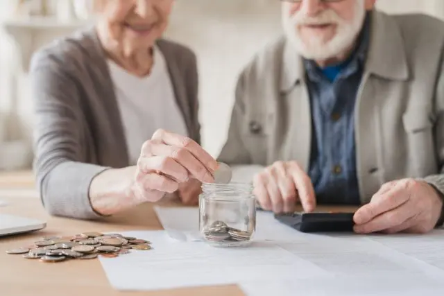 60歳、夫婦で貯蓄は「900万円」です。老後はどのくらい赤字になるでしょうか…？