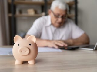 「65歳以上」の平均賃金はどのくらい？ 産業別でどれだけ違う？