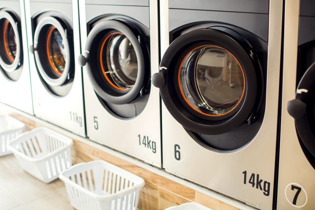 ミニマリストとして「洗濯機」の処分を考えています。コインランドリー代はいくらになるでしょうか？