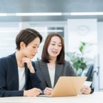【実態調査】女性社員・正職員の給料事情や管理職に就く割合について解説