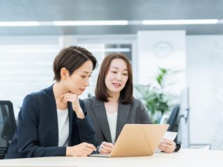 【実態調査】女性社員・正職員の給料事情や管理職に就く割合について解説