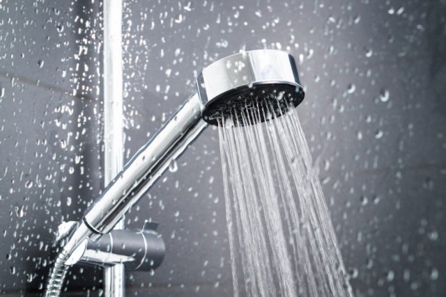 シャワーの温度を「1度」下げると光熱費は1ヶ月でどのくらい変わる？ その他の節約方法も紹介
