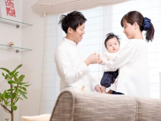 パパが育休を取得しない理由は「収入を減らしたくない」から？ 制度によっては月給の「実質80％」ほど支給される？