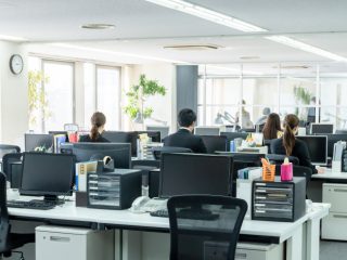 正社員と契約社員、それぞれ平均的な給与で働いていたら「老後の年金」はどのくらい違う？