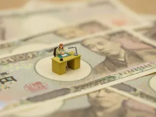 【平均年収】日本国内で働いている人の年収は、何百万円台が多い？