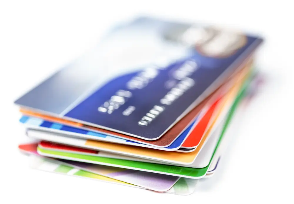 金属製のクレジットカードにはどんな種類がある？ 最も重たいカードはどれ？　[PR]