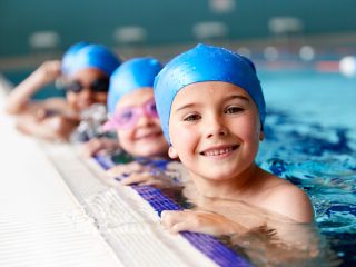 子どもの水泳の月謝が「7000円」…このまま続けるべき？ 辞める際の考え方を紹介