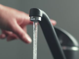 みんなどう節約してる？ 「水道水」「ポストに入る広告やチラシ」「コーヒー豆」などを使ったアイデアを紹介！