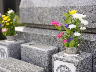 お墓を買っておくと税金が安くなる？ 節税対策と墓じまい、どちらがいいの？