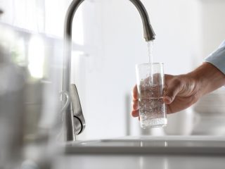 東京で「水道水」は飲んでも大丈夫？「ミネラルウォーター」だとコスパ悪い？