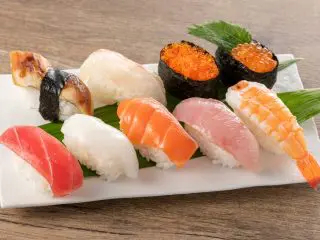 毎日「お寿司」を食べて暮らしたい！ 実践すると食費はいくらになる？「回転寿司」「パック寿司」「高級寿司」で検証